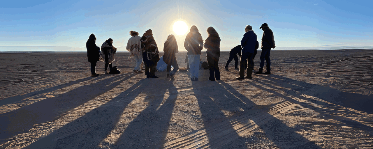 grupo de personas en ceremonia en el desierto