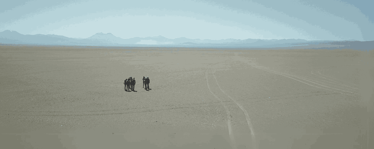 grupo de personas en medio del desierto