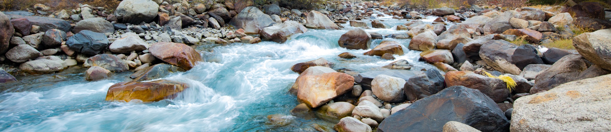 Curso de agua de un río pasando entre piedras