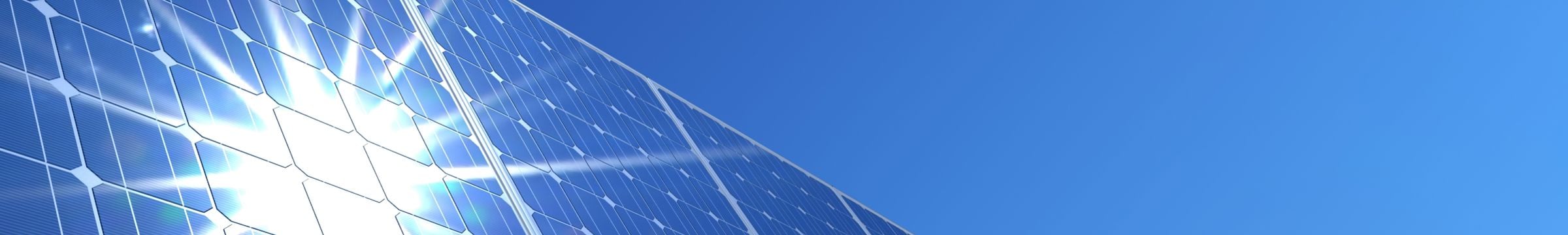Foto del sol reflejándose en un panel de energía solar de Statkraft