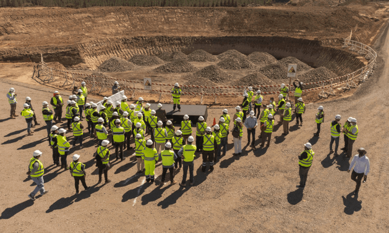 Integrantes de comunidades reunidos en obra