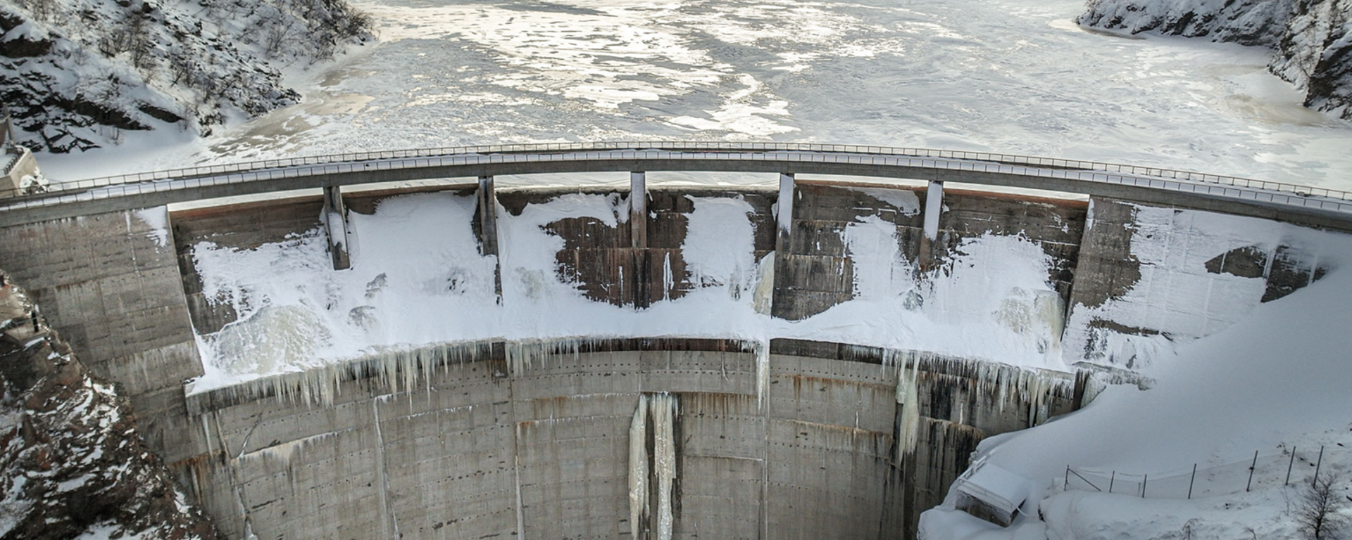 represa en invierno con nieve