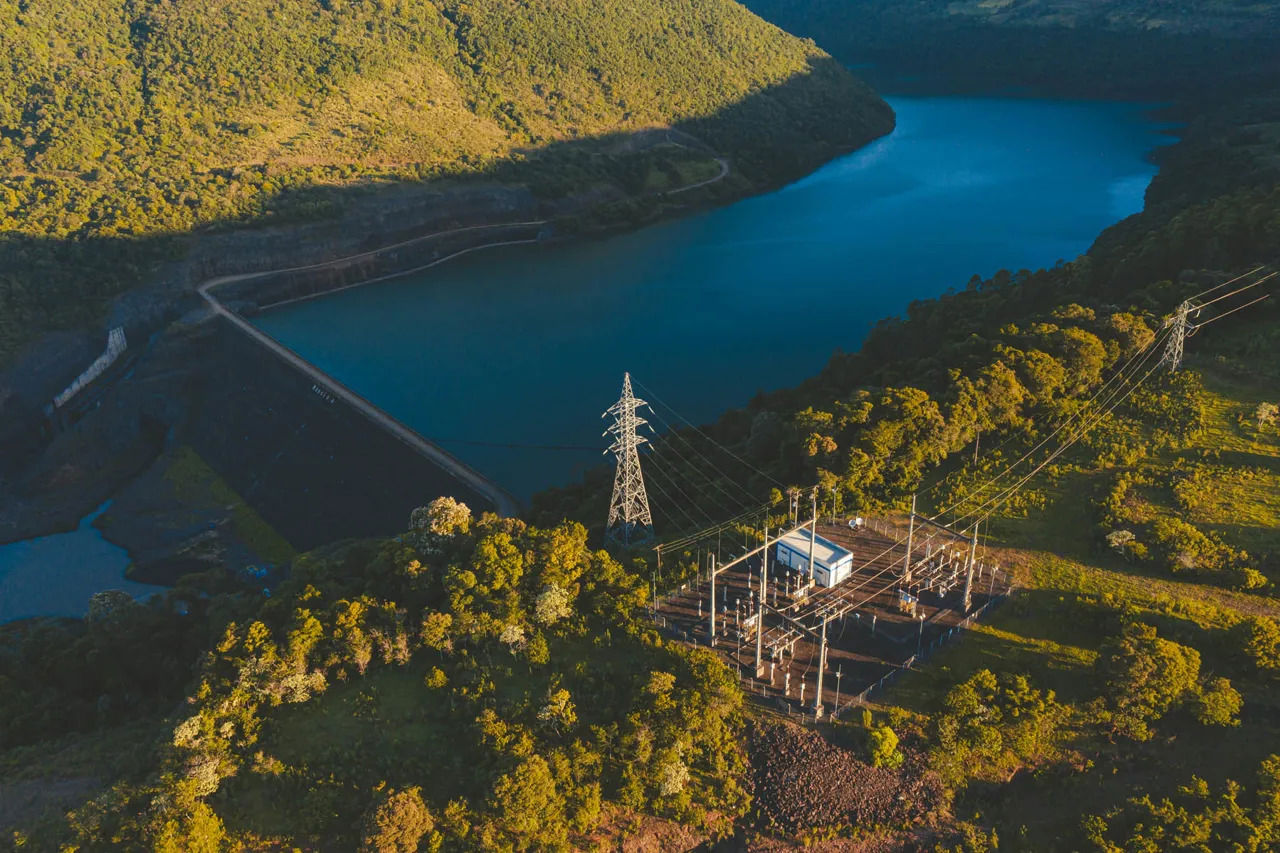 vista aerea de un embalse 