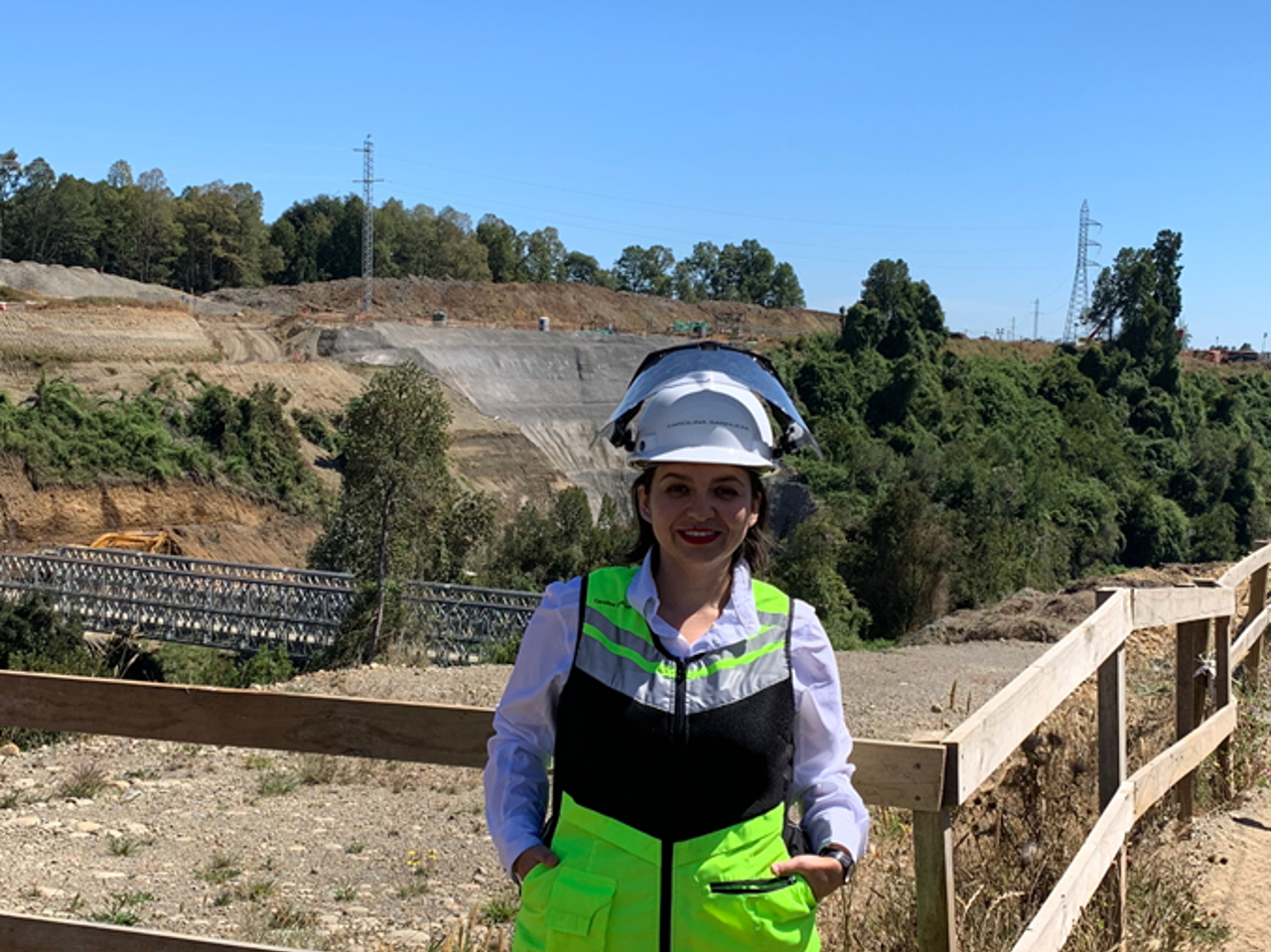Operaria de planta trabajando en terreno