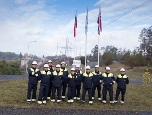 Trabajadores Statkraft en torre alta tensión, compromiso equipo
