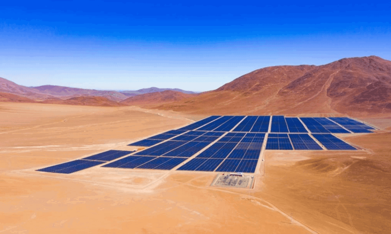 Planta de energía solar en el desierto