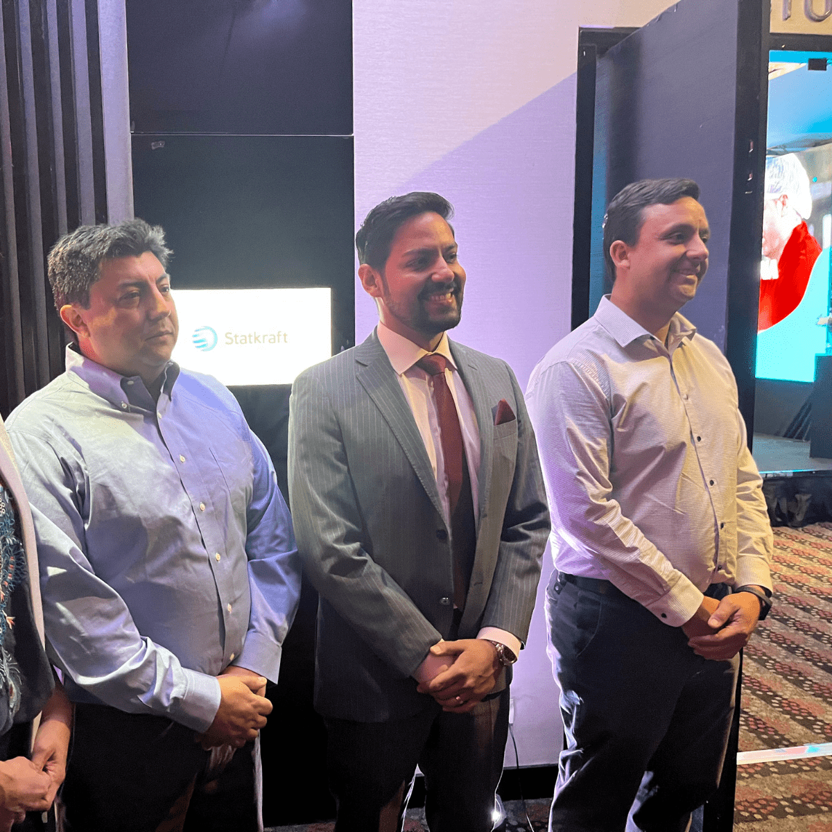 tres ejecutivos posando para la foto