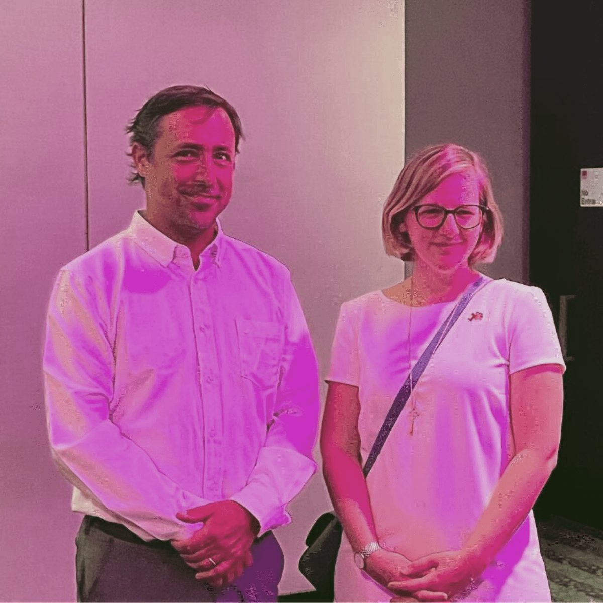 dos ejecutivos posando para la foto