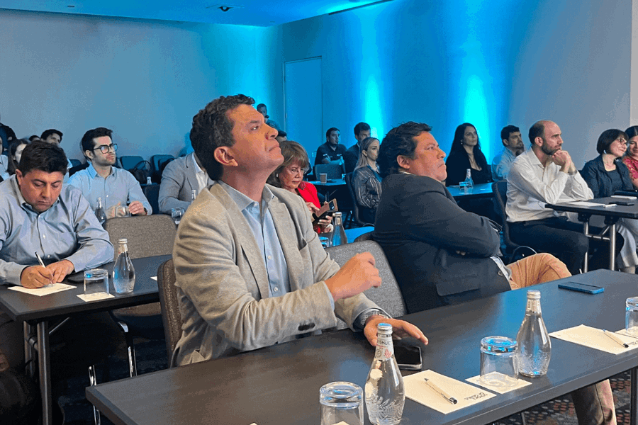 grupo de ejecutivos sentados escuchando al expositor