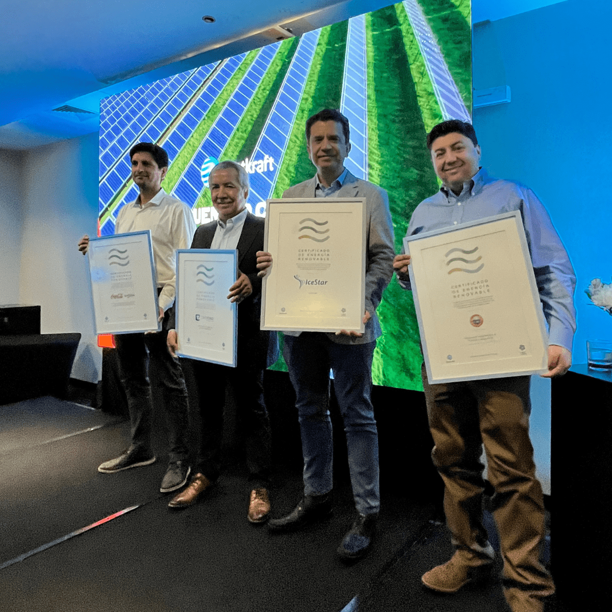 clientes muestran el sello de energía renovable