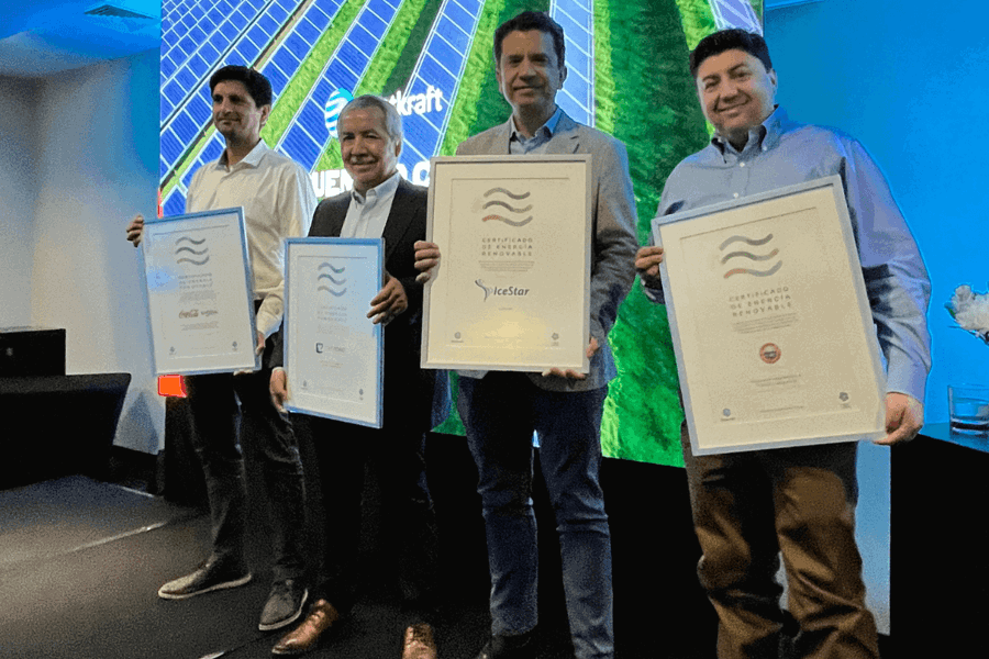 clientes muestran el sello de energía renovable
