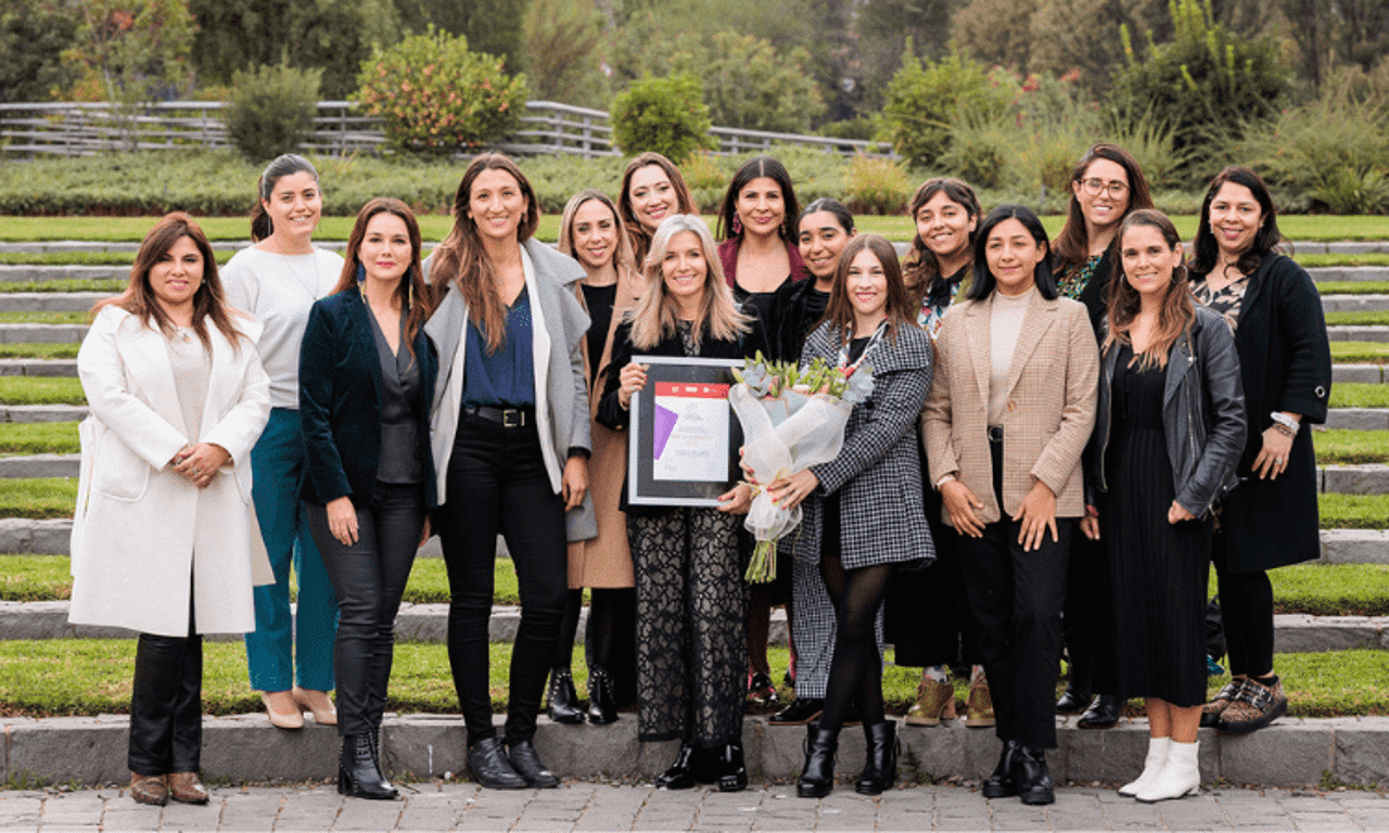 María Teresa González junto a mujeres de su equipo el día que recibió el reconocimiento de ejecutiva del año 2023
