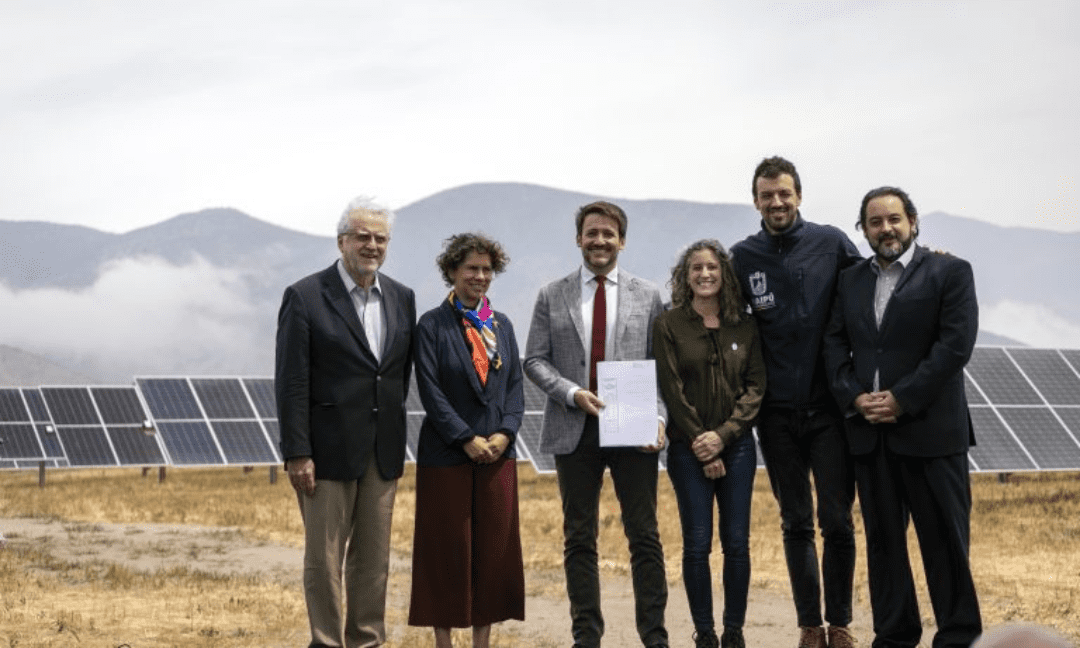 Ejecutivos y ministro en planta de energía solar