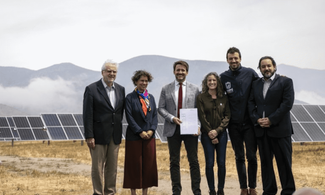 Ejecutivos y ministro en planta de energ&iacute;a solar