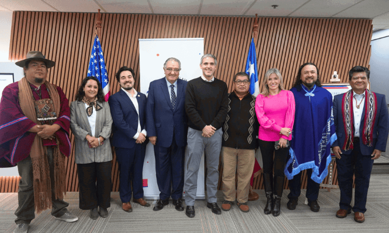 Participantes en encuentro de Amcham