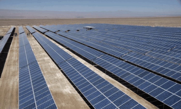 paneles solares en el desierto