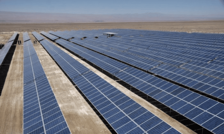 paneles solares en el desierto