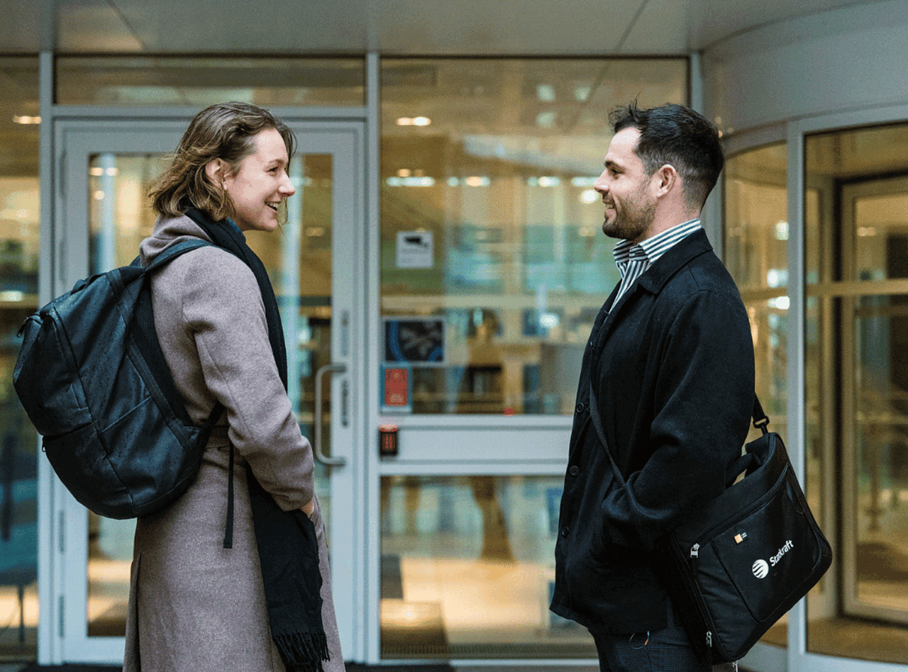 dos personas conversando, una de ellas de Statrkraft