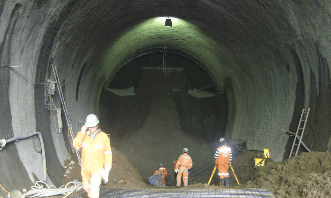 tunel en construcción
