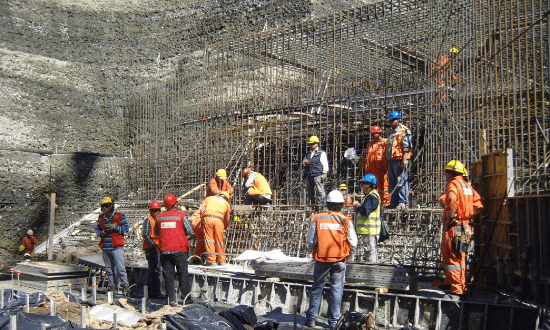 trabajos en la obra gruesa de Rucatayo