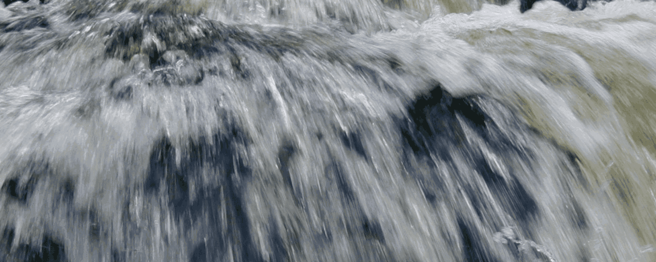 agua en río