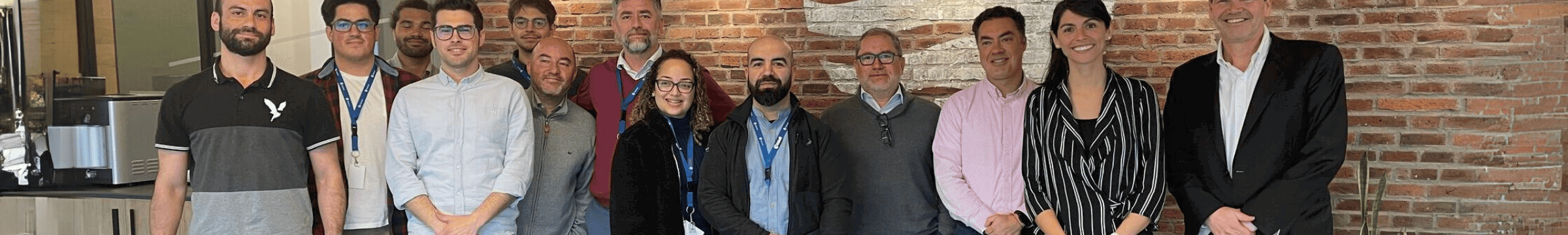 grupo de funcionarios asistentes a charla IA