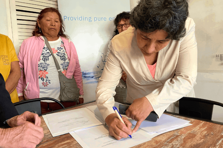 mujer firmando