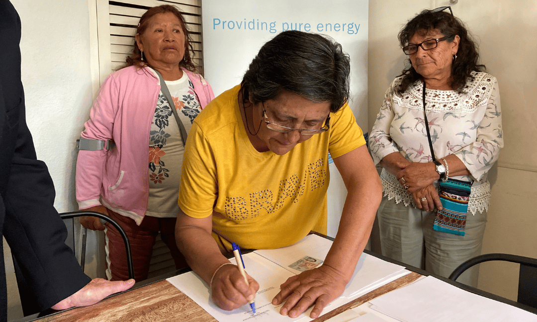 Mujer firmando acuerdo