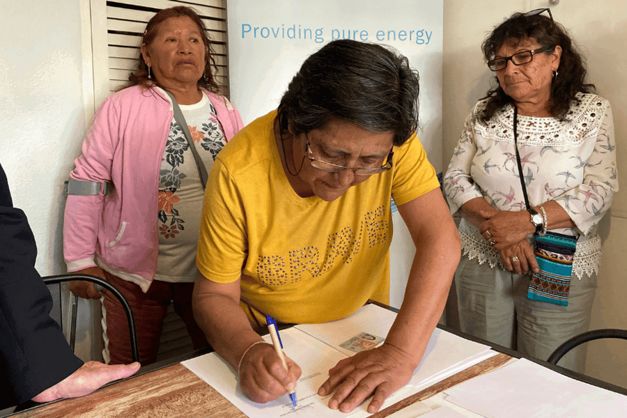 Mujer firmando acuerdo