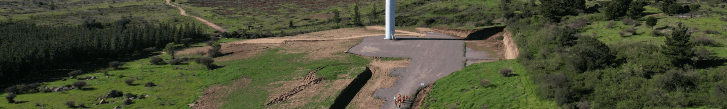grupo de estudiantes visita parque eólico