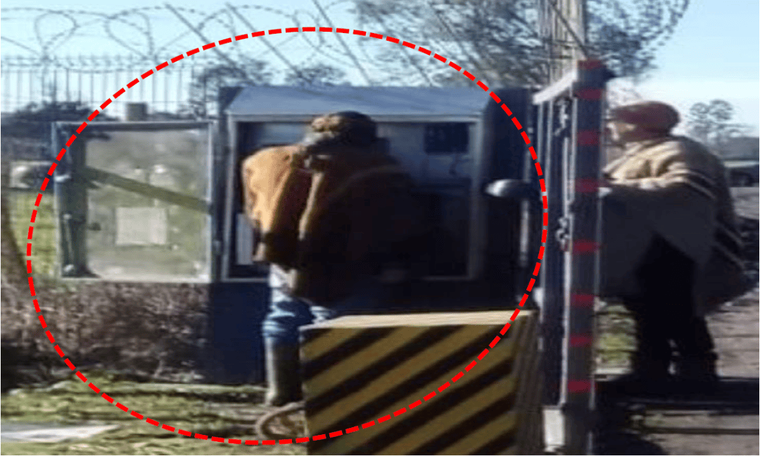 personas alterando portón