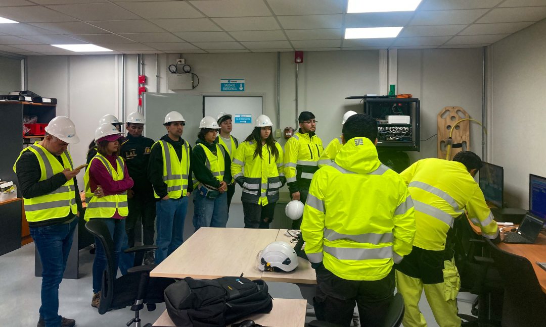 Estudiantes en visita parque eólico 3