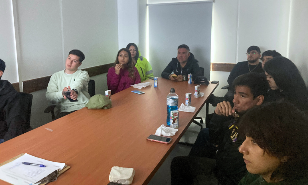 Estudiantes en visita parque eólico 5