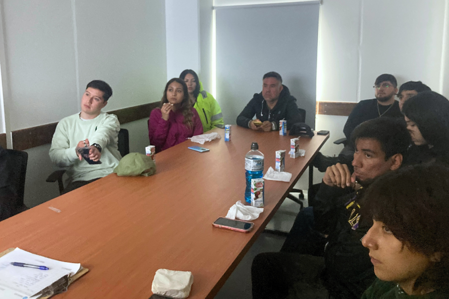 Estudiantes en visita parque eólico 5