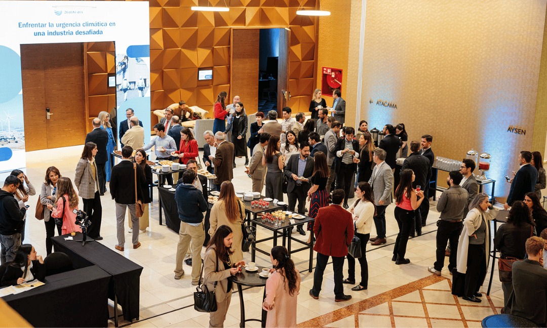 personas al inicio de evento