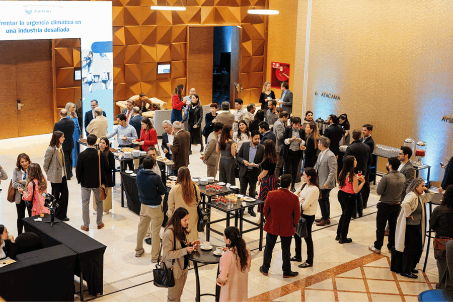 personas al inicio de evento