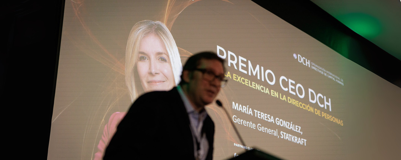 anuncio de premio a María Teresa González