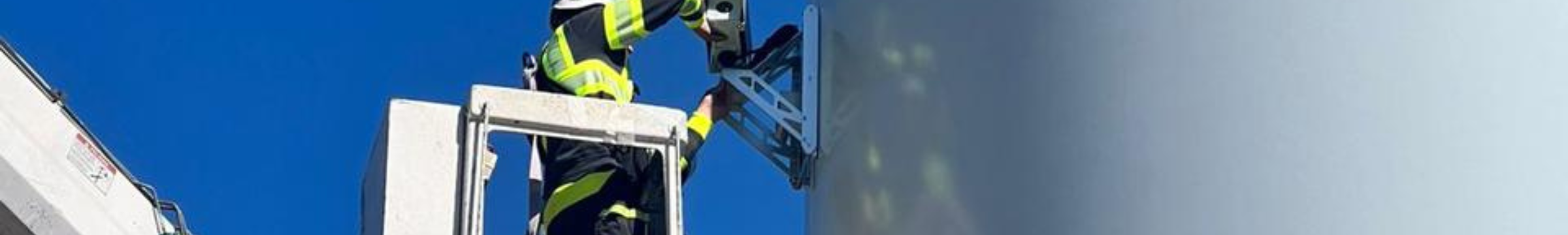 persona instalando material para monitoreo de condores en un aerogenerador