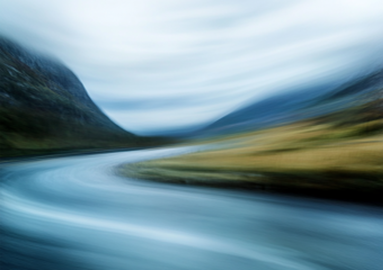 Imagen generada con IA con foco en el cielo y en un río