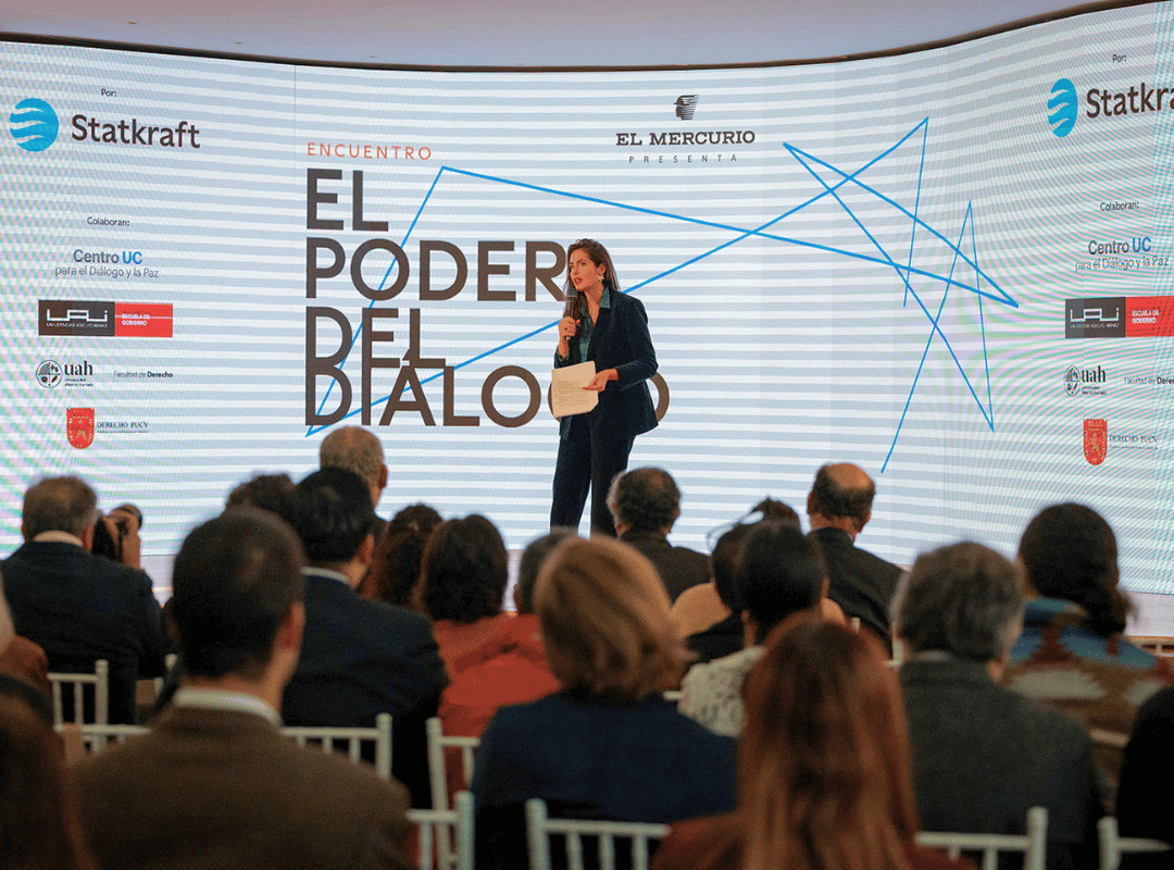 Paloma Ávila presentando El poder del diálogo