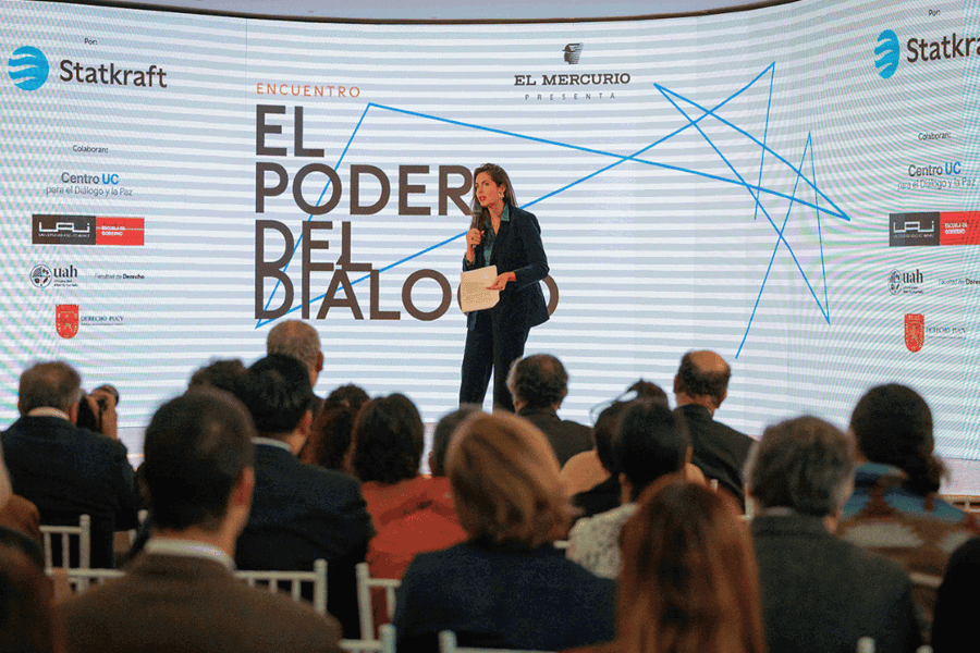 Paloma Ávila presentando El poder del diálogo