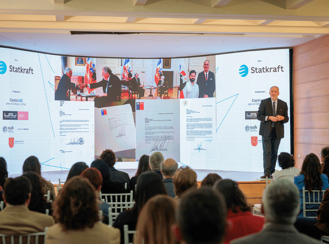 lfredo Zamudio exponiendo