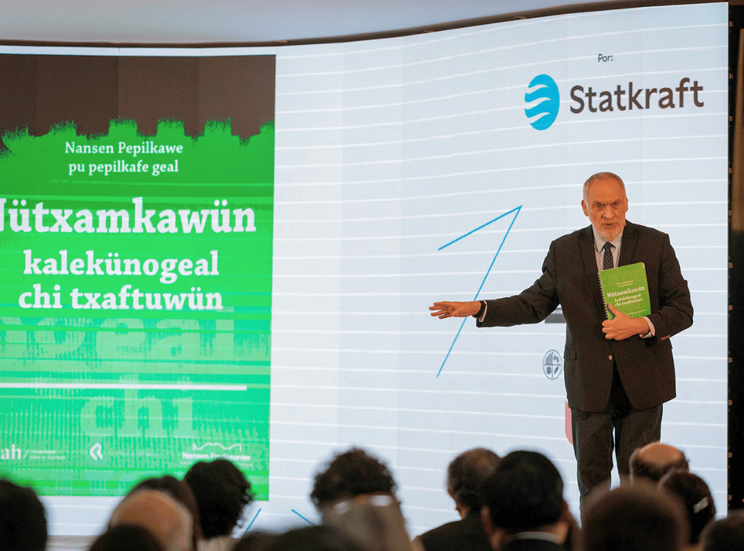 Alfredo Zamudio con libro e mapudungun