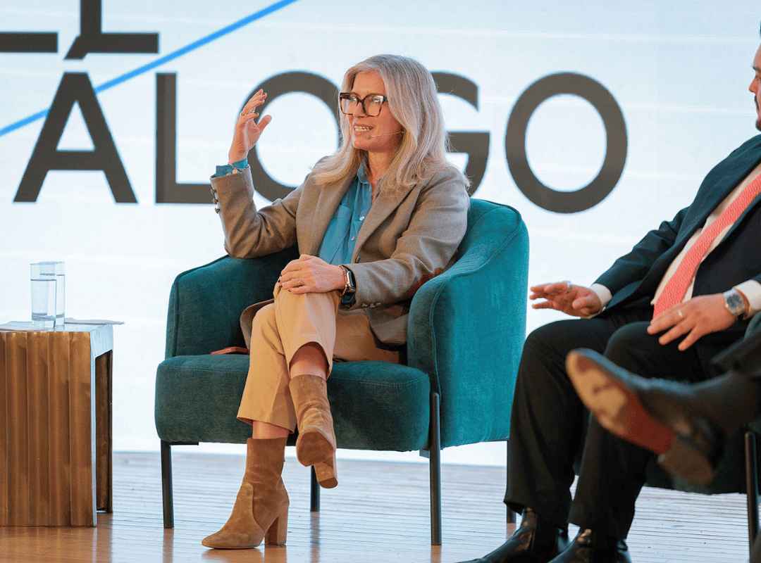 María Teresa Gonzalez participando en panel