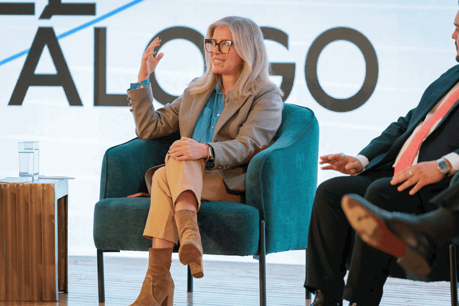María Teresa Gonzalez participando en panel