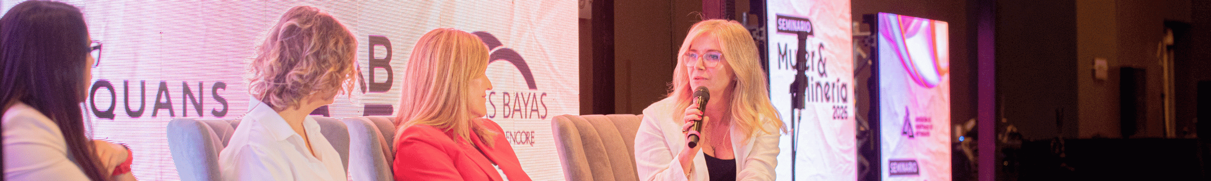 María Teresa gonzález participando en el panel de Mujer y Minería