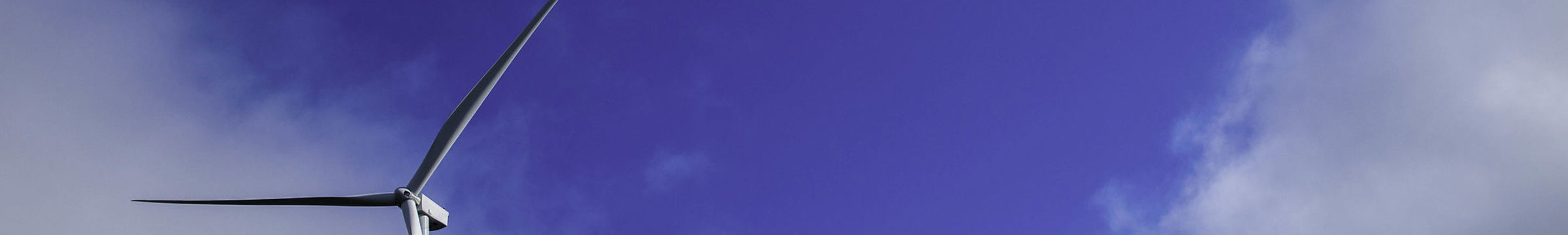 Aerogenerador Statkraft con fondo de cielo azul 
