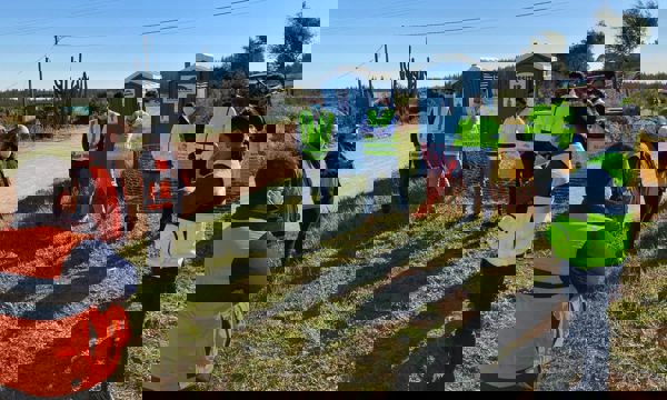 grupo de trabajadores en coordinaci&oacute;n