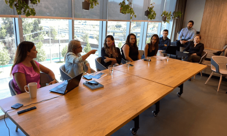 Equipo diversidad e inclusion, reunidos en la mesa