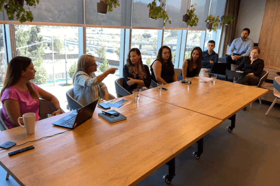 Equipo diversidad e inclusion, reunidos en la mesa